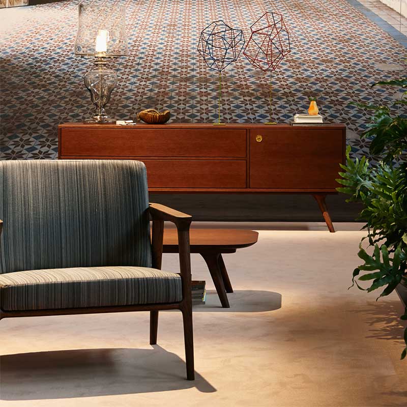 ジオラウンジチェア オーレイ インディゴ/フレーム ブラック｜moooi