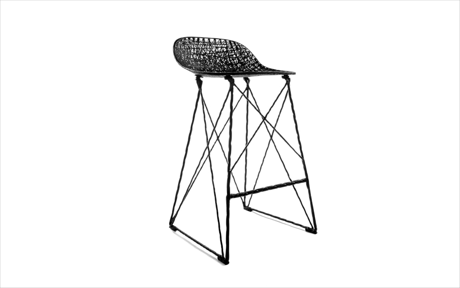 軽さと構造美の頂点──「カーボンバースツール」｜moooi Japan 